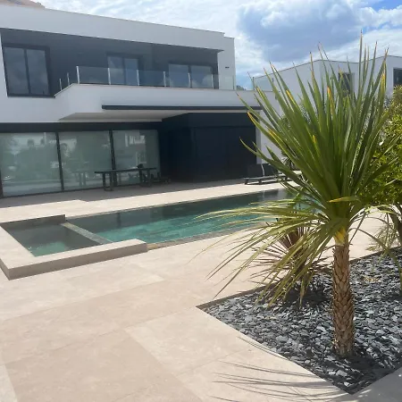Villa De Luxe Avec Amarre Roses